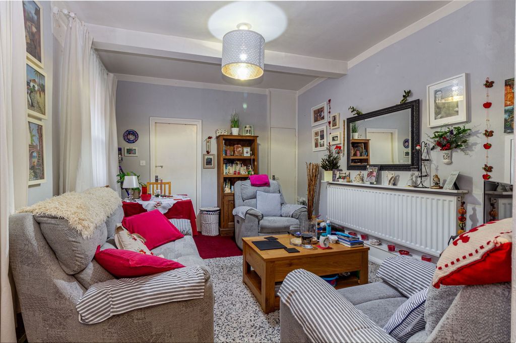 Property photo 2 of 20