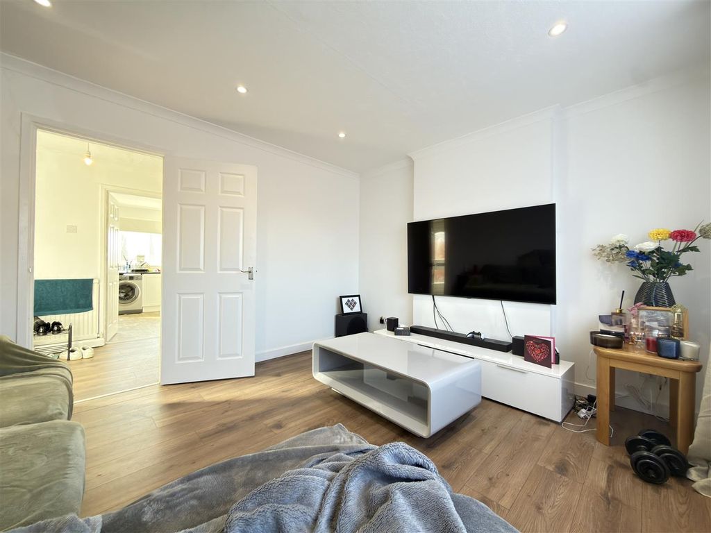 Property photo 3 of 11 Lounge