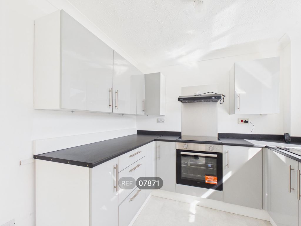 Property photo 3 of 11 Kitchen
