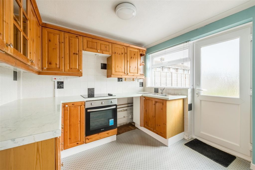 Property photo 3 of 17 34 Garden Close Kitchen -3.Jpg