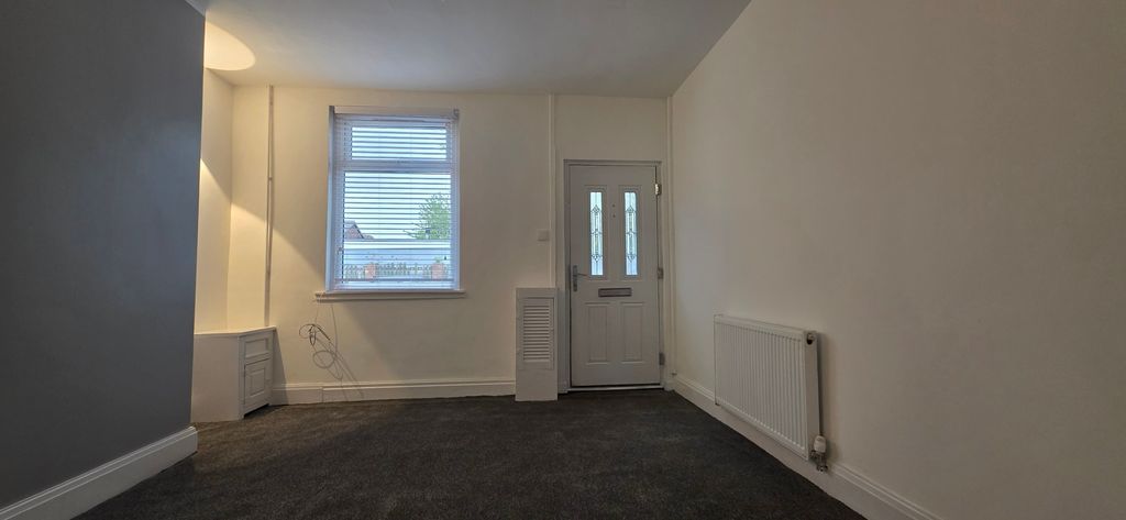 Property photo 1 of 11 Livingroom