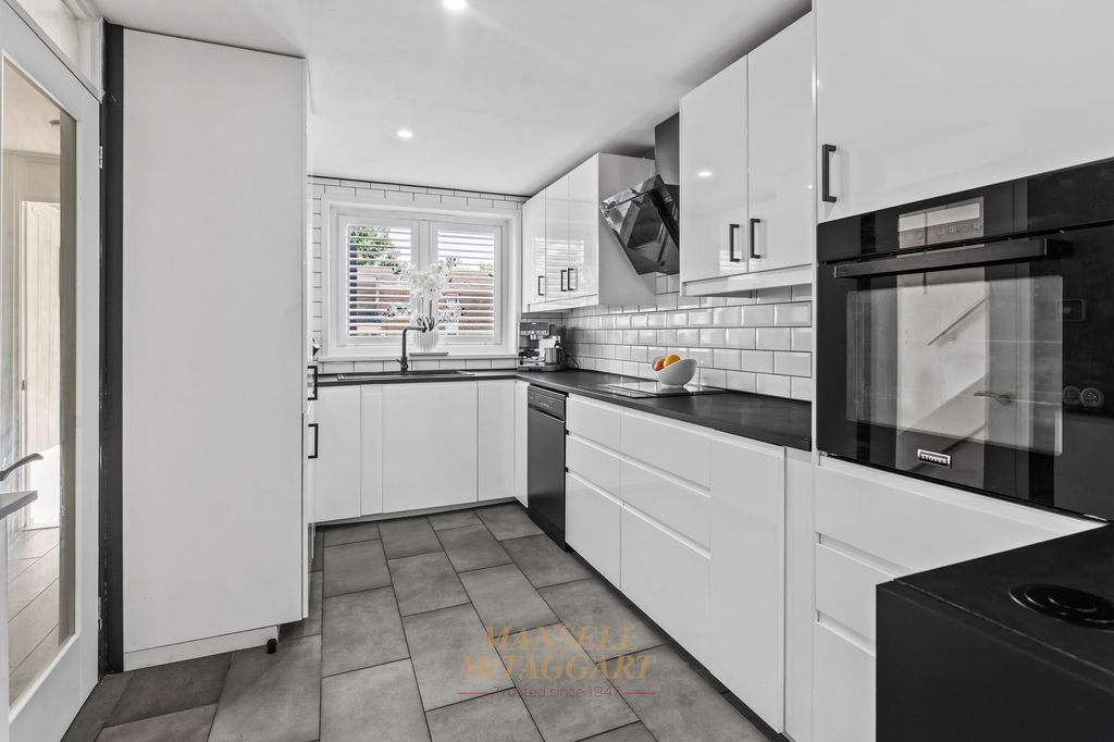 Property photo 2 of 25