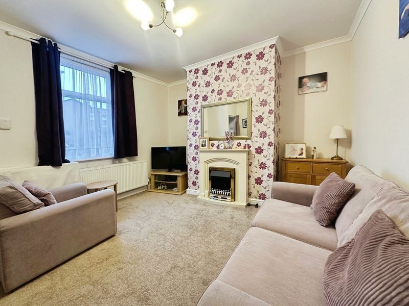 Property photo 3 of 17 Lounge