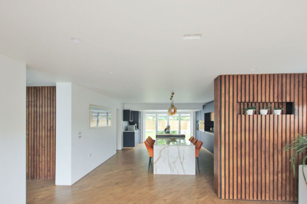 Property photo 2 of 28 Kitchen Diningroom