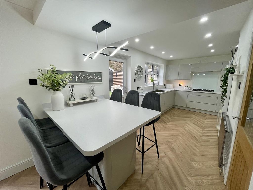 Property photo 2 of 25 Kitchen / Diner