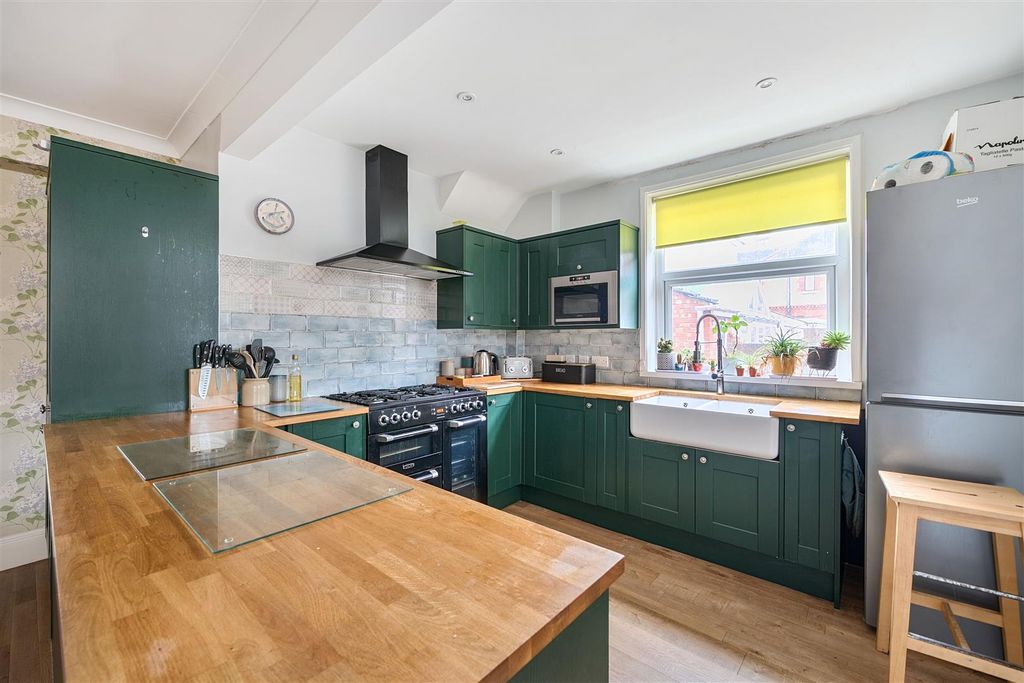 Property photo 3 of 17 Kitchen