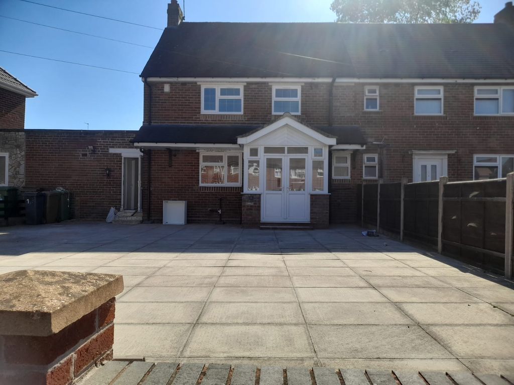 Property photo 1 of 12 4 Bedroom House To Rent