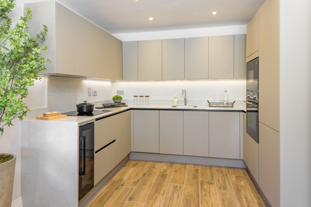 Property photo 2 of 8 Brooklands Grove, Weybridge