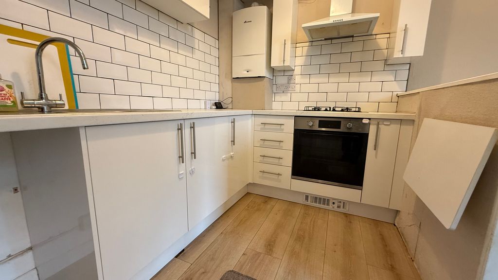 Property photo 3 of 9 Kitchen