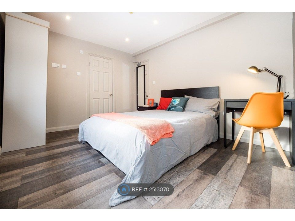 Property photo 1 of 11 Room 4