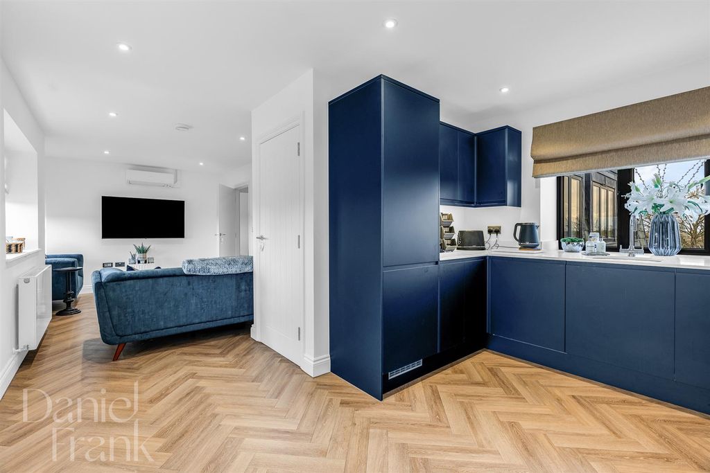 1 bed flat for saleStation Road, Epping CM16 photo 4