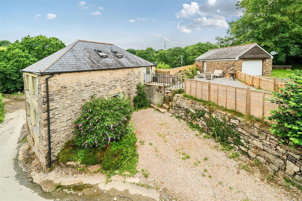 Property photo 1 of 24 Earlscombe E2.Jpg