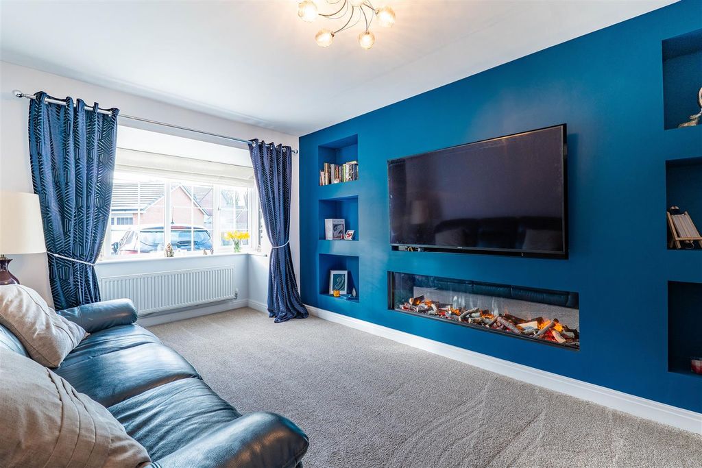 Property photo 2 of 32 Lounge