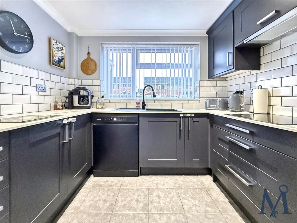 Property photo 3 of 21 Kitchen