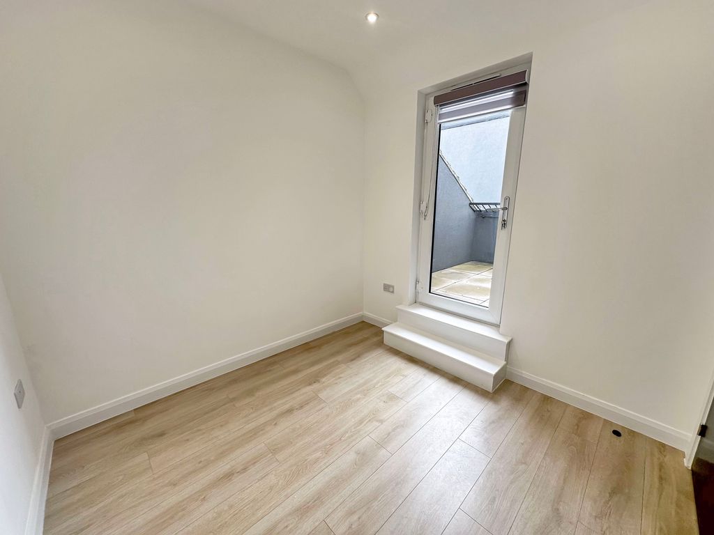 Property photo 3 of 10 Photo 4