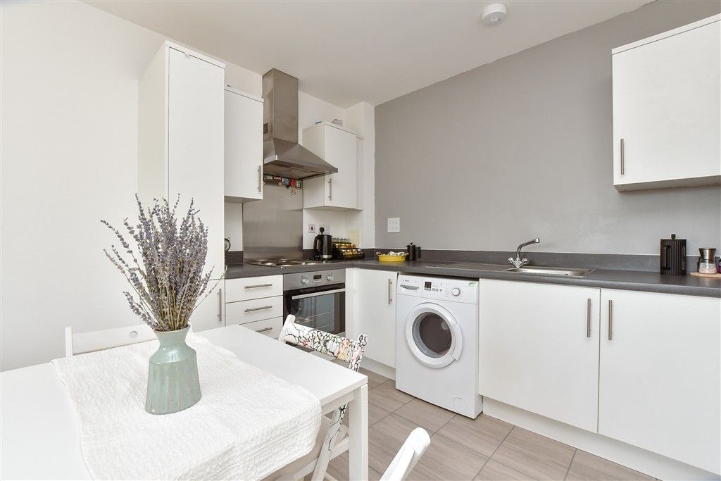 Property photo 3 of 8 Lounge / Kitchen