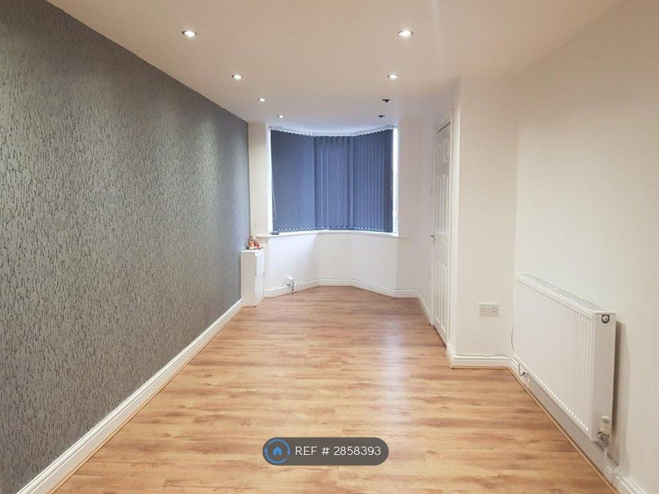 Property photo 3 of 14 Lounge 2