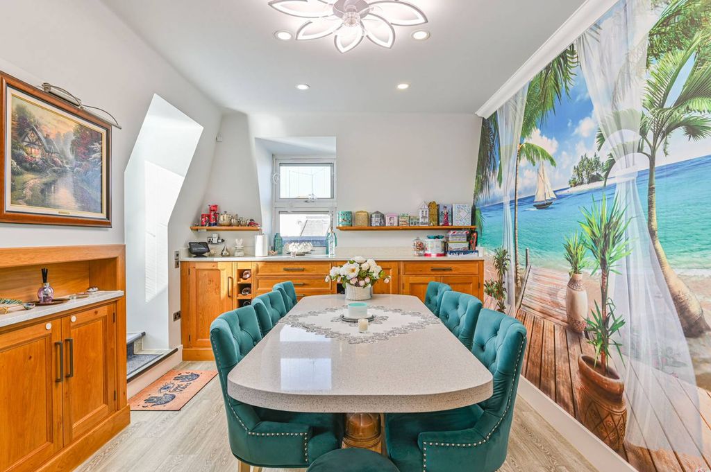 Property photo 3 of 27