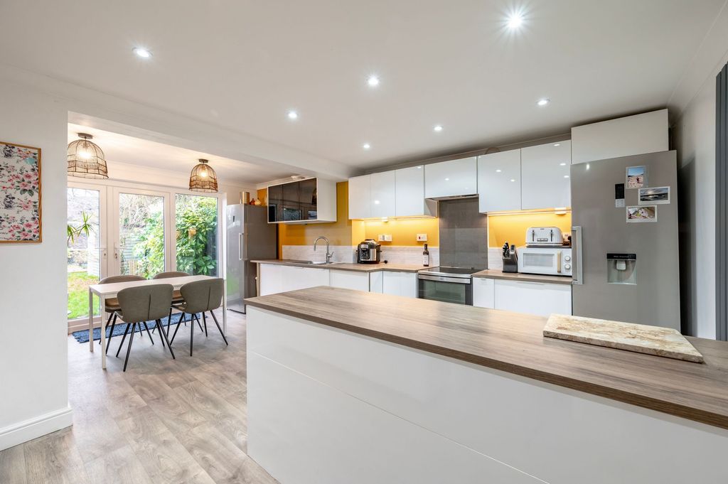 Property photo 2 of 20