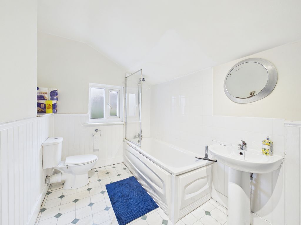 Property photo 3 of 4 Communal Bathroom