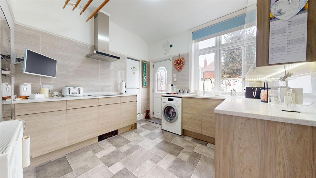 Property photo 3 of 36 Rosebery Road Kitchen