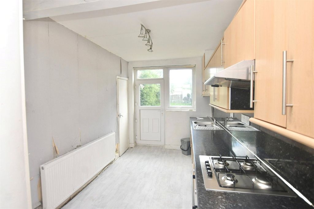 Property photo 3 of 10 Kitchen