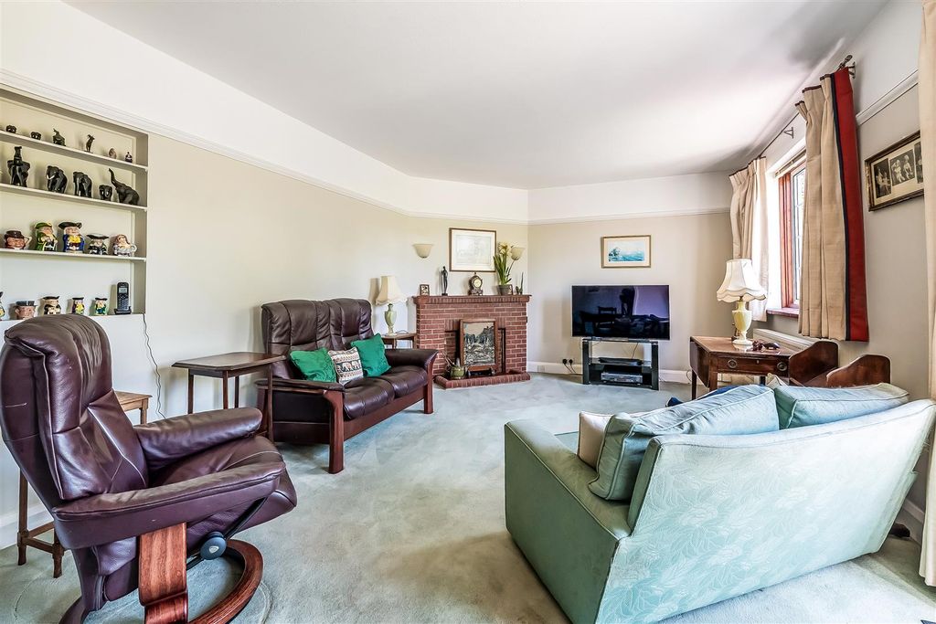 3 bed detached house for saleNorthfields, Ashtead KT21 photo 4