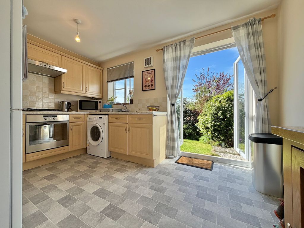 Property photo 2 of 11 Kitchen