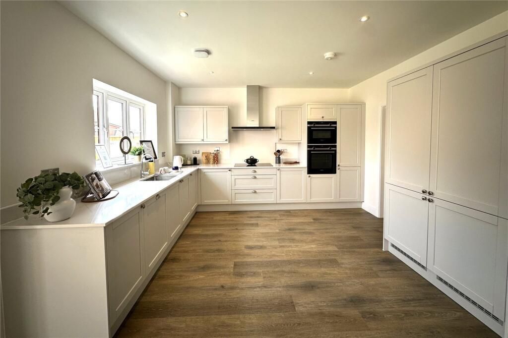 Property photo 2 of 14 Kitchen