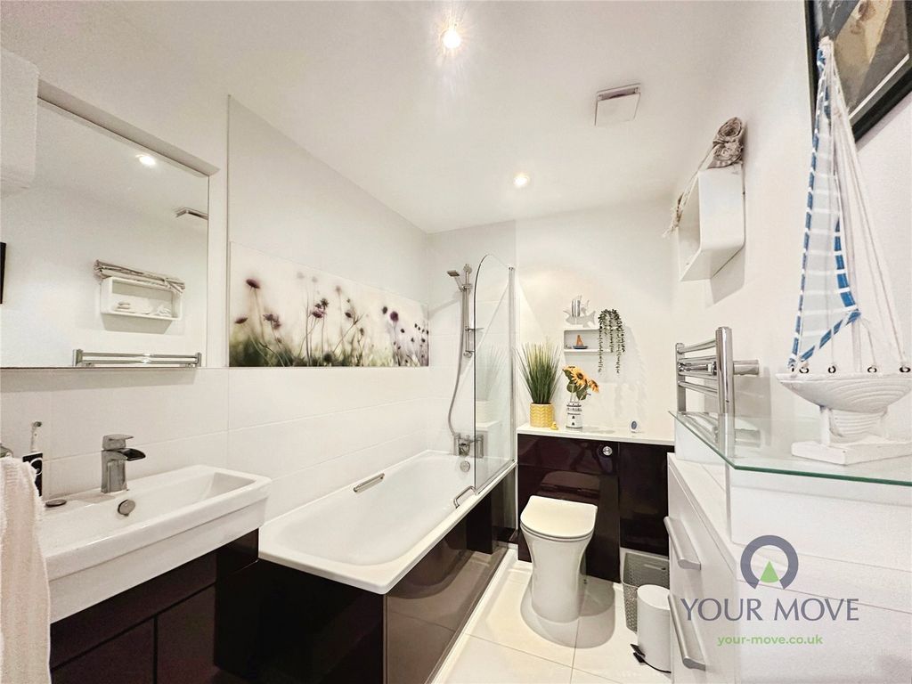 Property photo 3 of 14 Bathroom