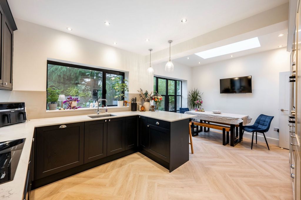 Property photo 3 of 32