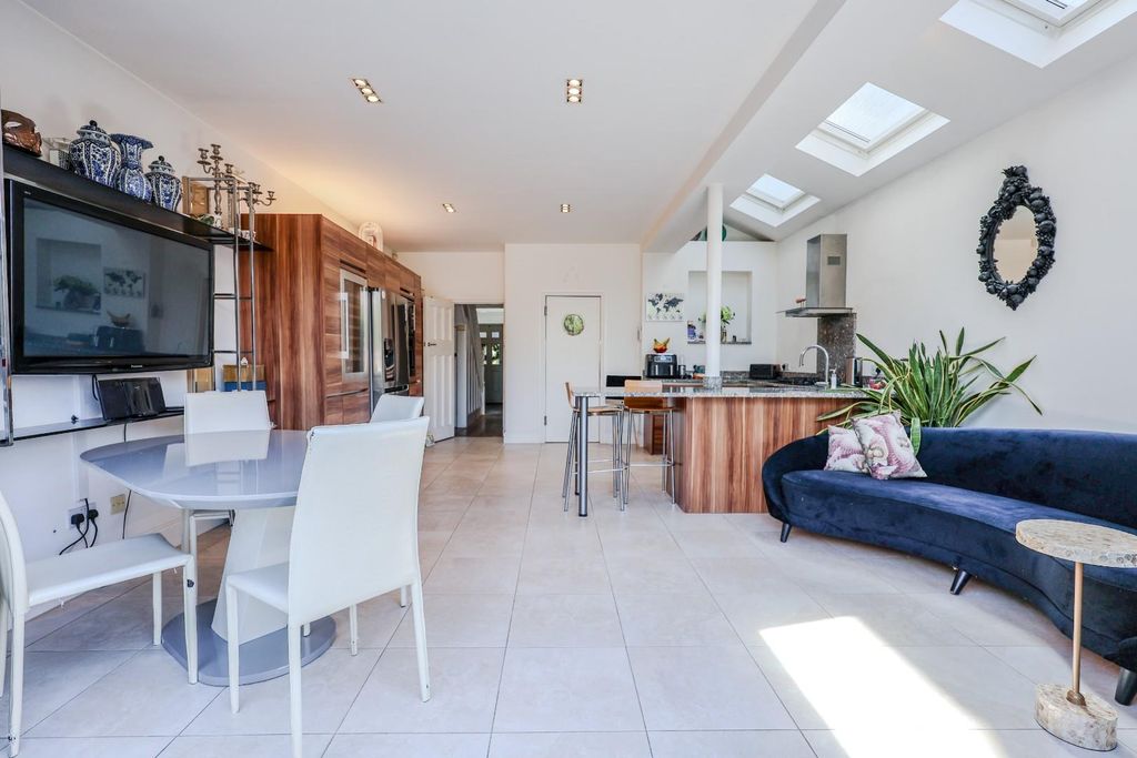 Property photo 2 of 27