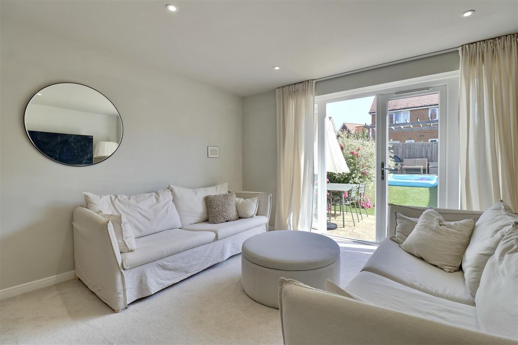 Property photo 3 of 13 E6929E73-3956-4E68-99D3-A64Bd0957666_1_201_A.Jpeg