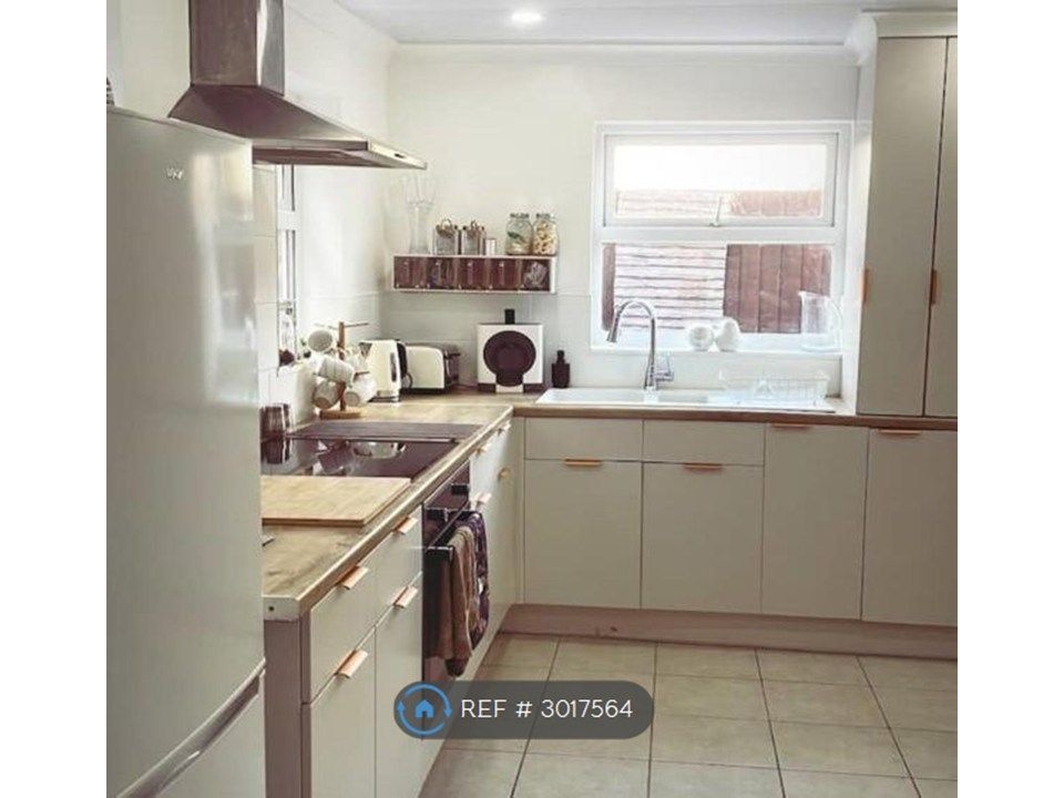 Property photo 2 of 7 Shared Kitchen