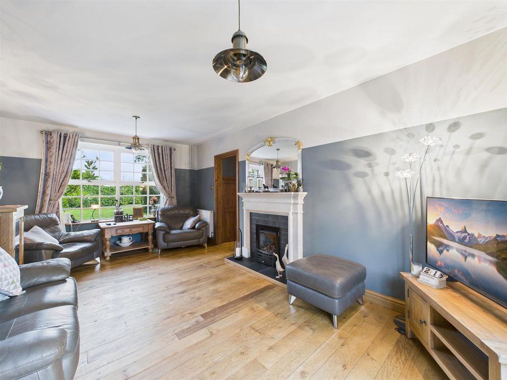 Property photo 3 of 15 Lounge