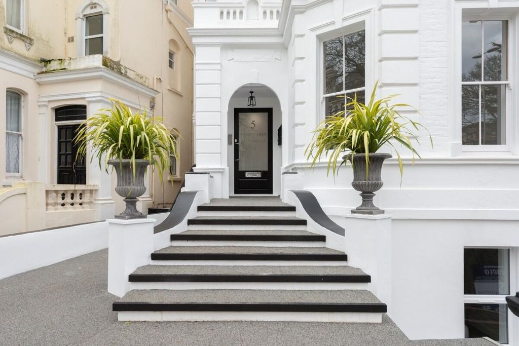 Property photo 2 of 7 Front (Exterior)