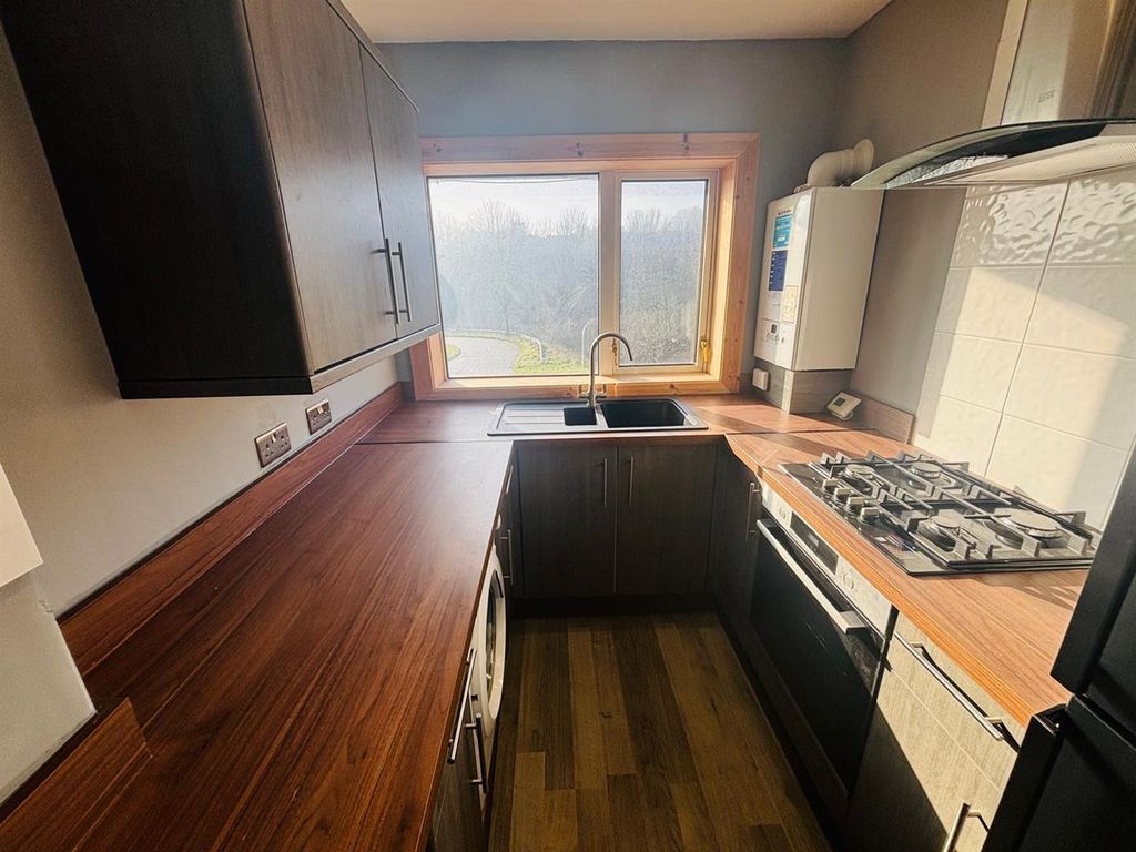 Property photo 3 of 13 Fitted Kitchen: