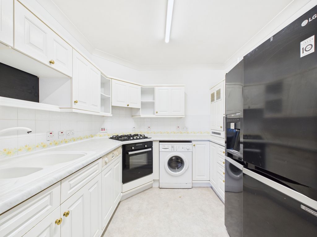 Property photo 3 of 11 Kitchen