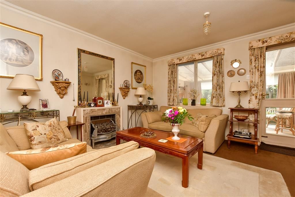 Property photo 1 of 10 Lounge