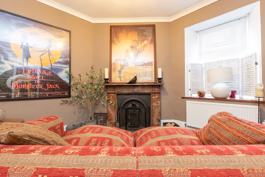 Property photo 3 of 17 Lounge