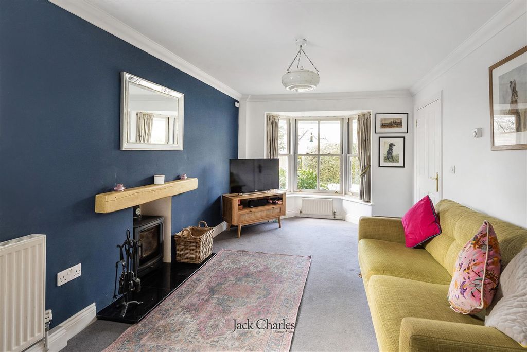 Property photo 2 of 17 1 Albion Close, Tn11 0Dr 003.Jpg