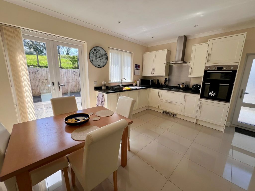 Property photo 3 of 20 Kitchen Aspect 1