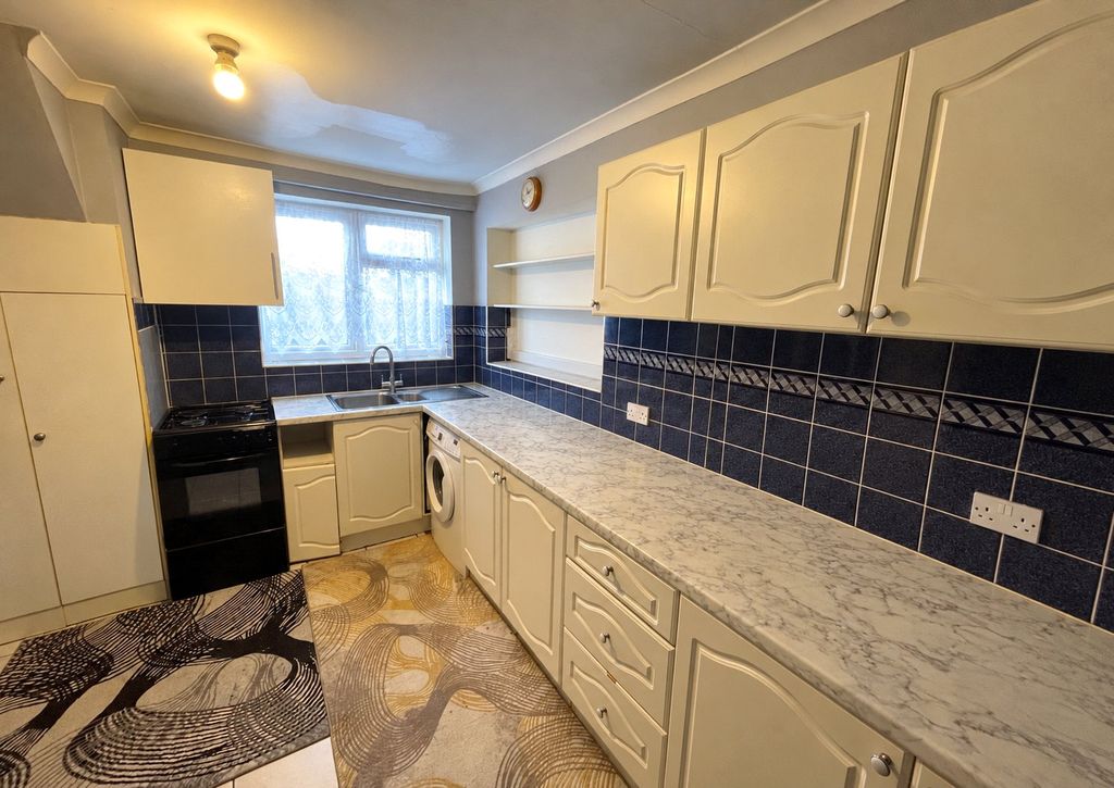 Property photo 2 of 7 Kitchen