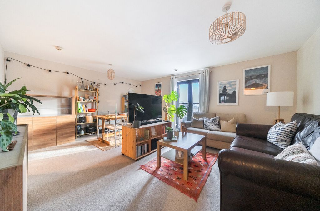 Property photo 2 of 8 1374039-12-690501...