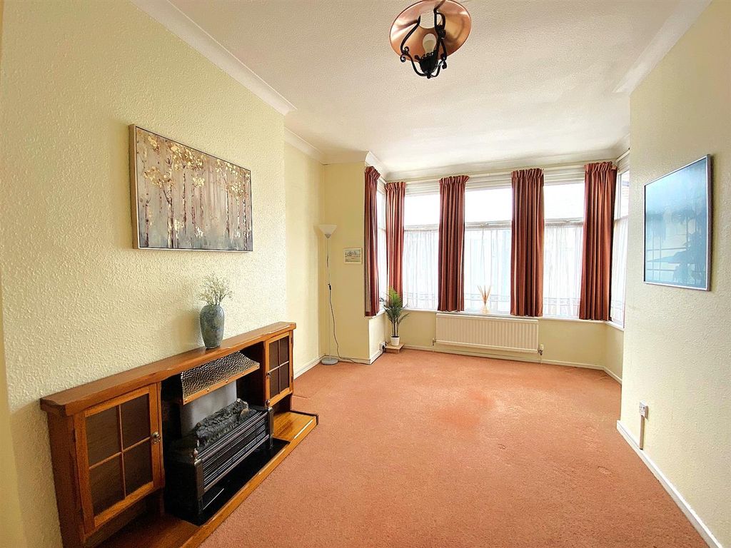 Property photo 2 of 8 Flat 2, 31 Albany Rd - Lounge1.Jpg