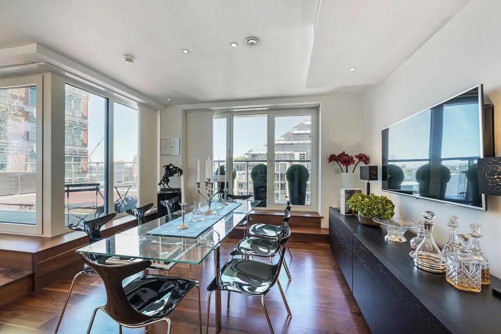 Property photo 3 of 19 Dining Room