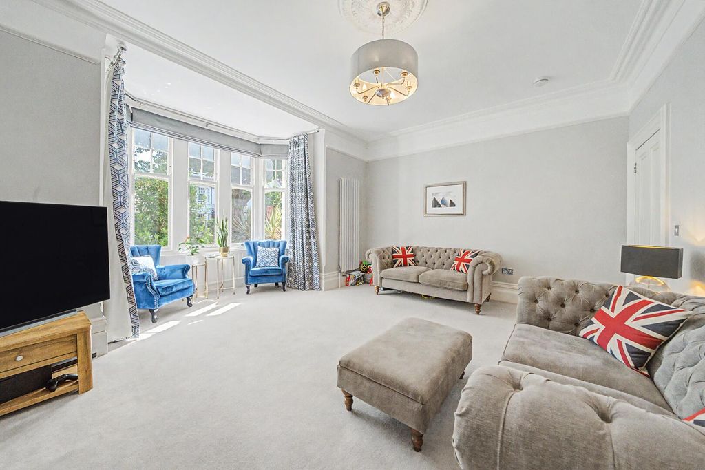 Property photo 3 of 27 Front Lounge