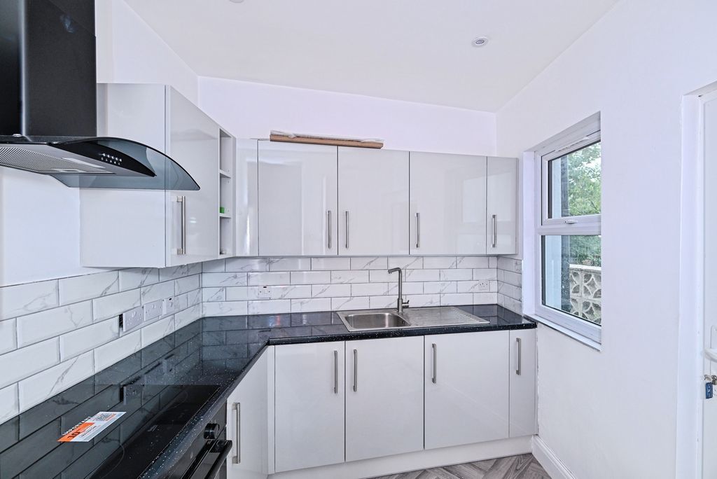 Property photo 2 of 11 Kitchen