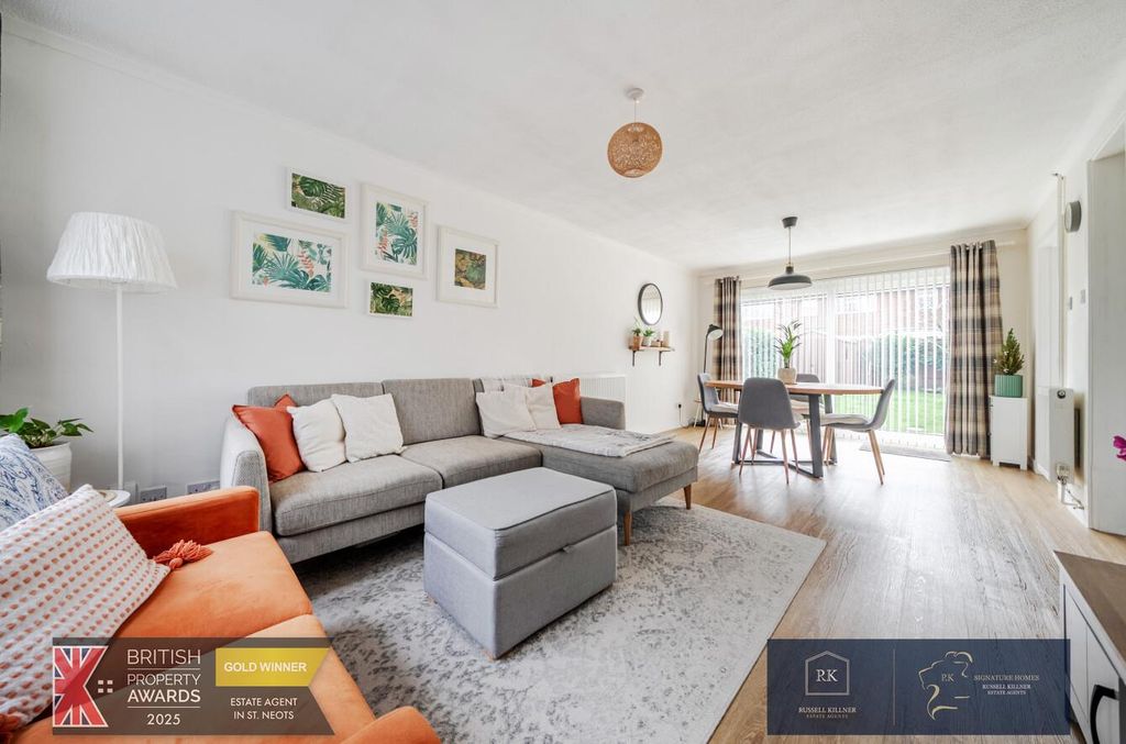 Property photo 2 of 28 Lounge.