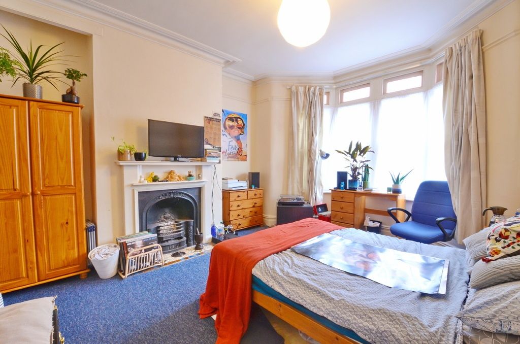 Property photo 3 of 10 A Bright And Welcoming Double Bedroom With Ample N...